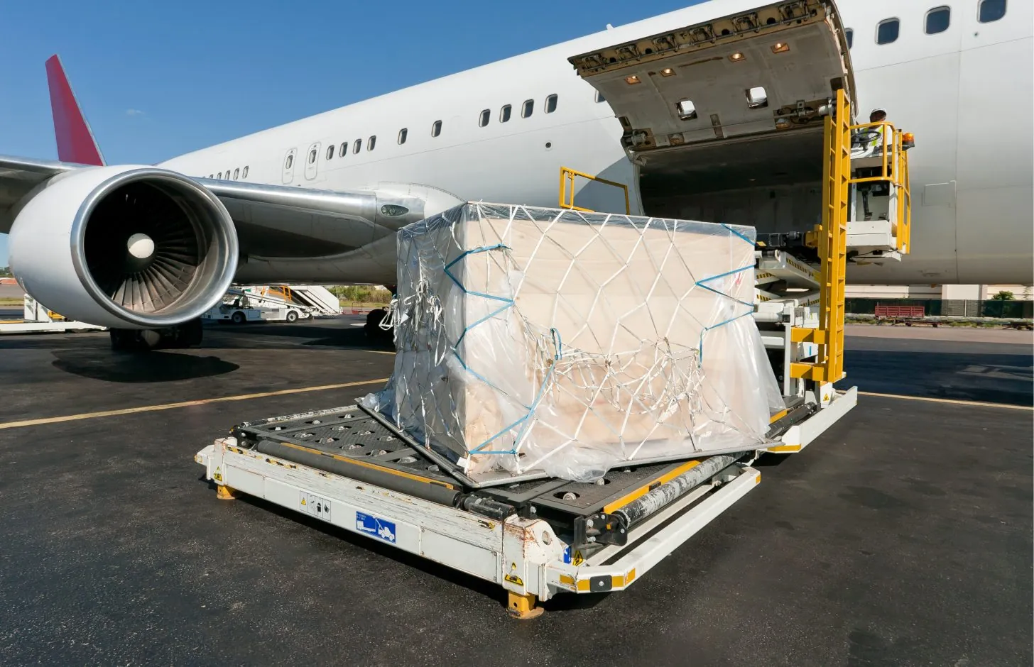 Loading platform of air freight to the aircraft